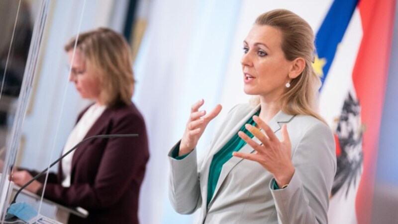 Klimaschutzministerin Leonore Gewessler (Grüne) und Arbeitsministerin Christine Aschbacher (ÖVP) (Bild: APA/GEORG HOCHMUTH)