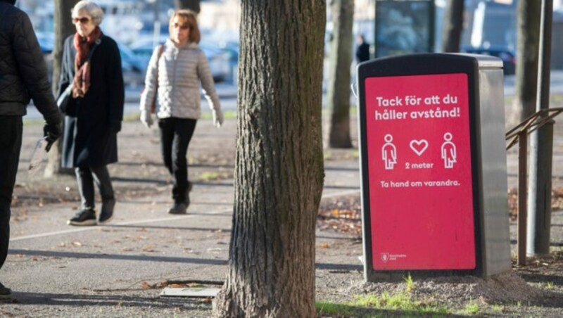 Auch in Stockholm heißt es mittlerweile: „Bitte Abstand halten!“ (Bild: AFP)