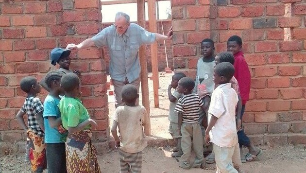 Im Kongo will der Geistliche Waschanlagen für Kinder bauen (Bild: zVg/Wolfgang Zarl)