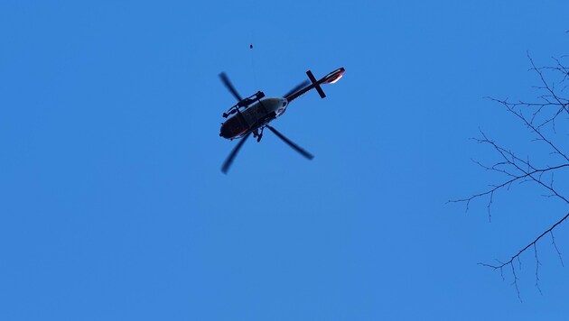 Mittels Hubschrauber wurde der Schwerverletzte geborgen. (Bild: Österr. Bergrettungsdienst - Ortsstelle Villach)