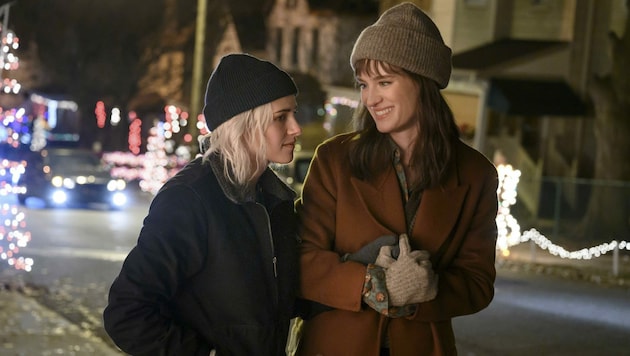 Kristen Stewart und Mackenzie Davis in einer Szene in „Happiest Season“ (Bild: Jojo Whilden/Hulu via AP)