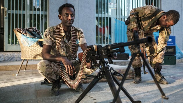 Soldaten der äthiopischen Armee (im Bild) kämpfen gegen die aufständische TPLF aus der Tigray-Region. Dort soll es zu einem Massaker mit mindestens 600 Toten gekommen sein. (Bild: AFP)