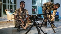 Soldaten der äthiopischen Armee (im Bild) kämpfen gegen die aufständische TPLF aus der Tigray-Region. Dort soll es zu einem Massaker mit mindestens 600 Toten gekommen sein. (Bild: AFP)