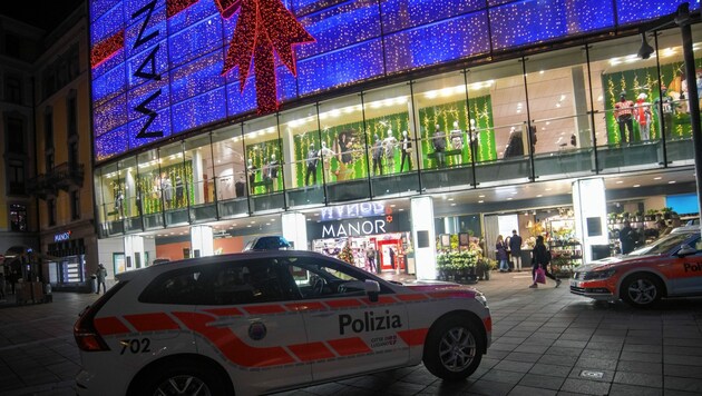 Die Schweizer Polizei vor dem Manor-Kaufhaus in Lugano (Bild: EPA)