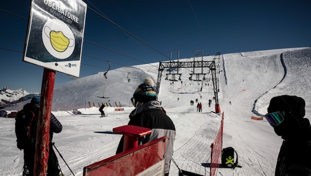 Ein französischer Skilift in Les Deux Alpes zum Saisonstart am 17. Oktober. Damals war Skifahren aufgrund von niedrigeren Infektionszahlen noch möglich. (Bild: AFP)