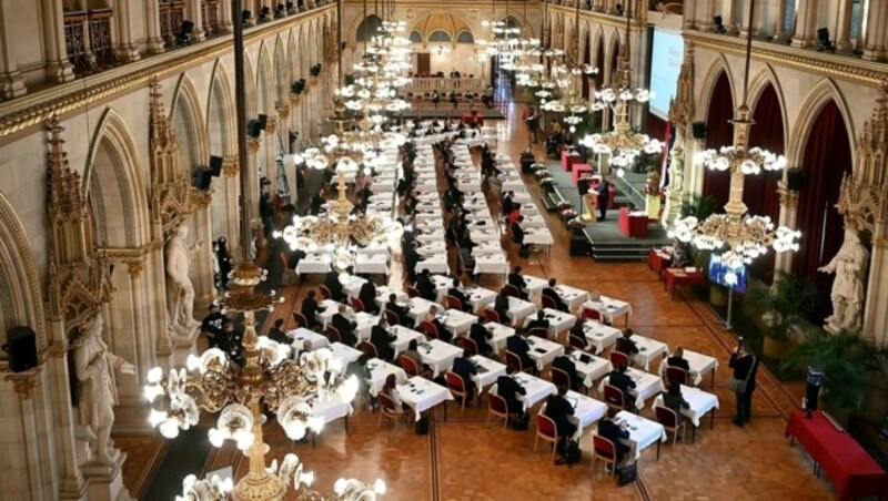 Wiens Bürgermeister Michael Ludwig (SPÖ) bei der konstituierenden Sitzung des Wiener Gemeinderats im Rathaus (Bild: APA/HELMUT FOHRINGER)