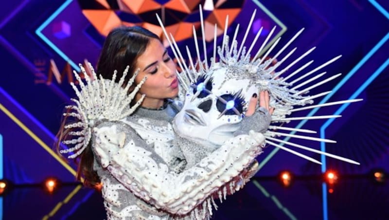 Sarah Lombardi gewinnt als das Skelett „The Masked Singer“. (Bild: ProSieben/Willi Weber)