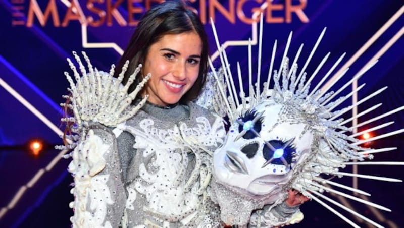 Sarah Lombardi verzauberte als Skelett das Publikum und Rateteam von „The Masked Singer“. (Bild: ProSieben/Willi Weber)