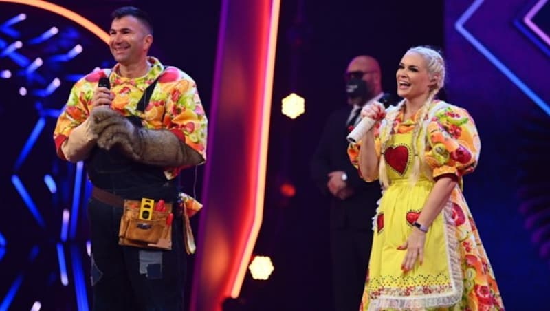 Das Erdmännchen-Paar entpuppte sich als Lucas Cordalis und Daniela Katzenberger. (Bild: ProSieben/Willi Weber)