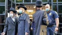 Erst im Oktober wurde die Hochzeit eines Enkels des Rabbis Zalman Leib Teitelbaum verboten, nachdem die Behörden Wind davon bekommen hatten, dass 10.000 Gäste erwartet würden. (Bild: AP)