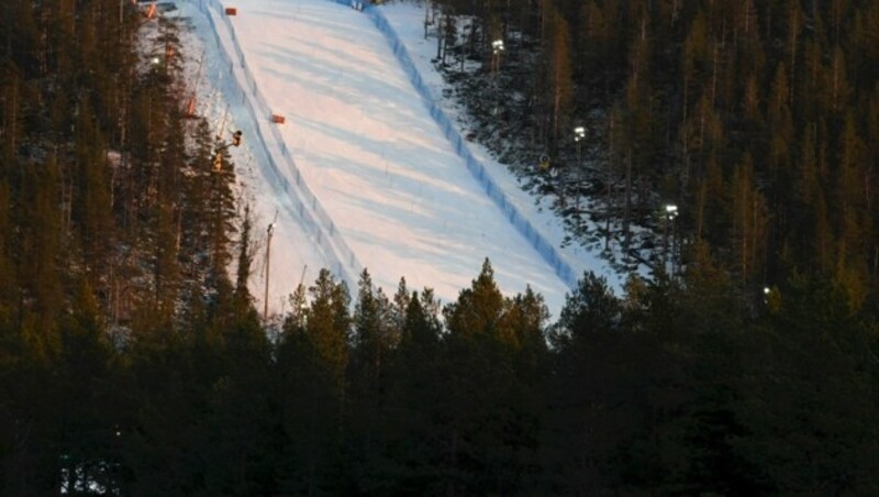 Ob die Skipisten in Österreich heuer zu Weihnachten genauso leer bleiben wie der Weltcup-Hang im finnischen Levi auf diesem Bild, ist derzeit noch offen. (Bild: APA/AFP/Lehtikuva/Jussi Nukari)