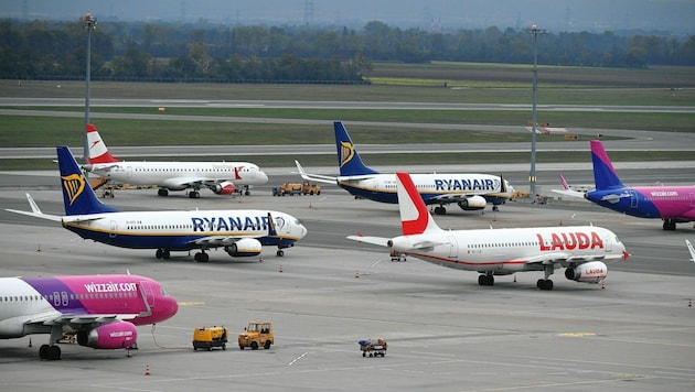 Viele Flugzeuge bleiben derzeit am Boden. Das wirkt sich dramatisch auf die gesamte Reisebranche aus. (Symbolbild). (Bild: Huber Patrick)