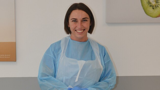Ihr freundliches Lächeln hat Krankenpflegerin Beatrix Perschon auch in der Krise nicht verloren (Bild: LGA)