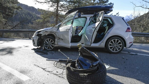 Jede Menge Blechsalat nach diesem Zusammenstoß auf der Straße zwischen Igls und Innsbruck (Bild: Zeitungsfoto.at)