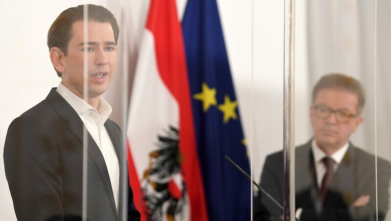 Bundeskanzler Sebastian Kurz (ÖVP) und Gesundheitsminister Rudolf Anschober (Grüne) nach dem Ministerrat, bei dem die Impfstrategie abgesegnet wurde (Bild: APA/ROLAND SCHLAGER)