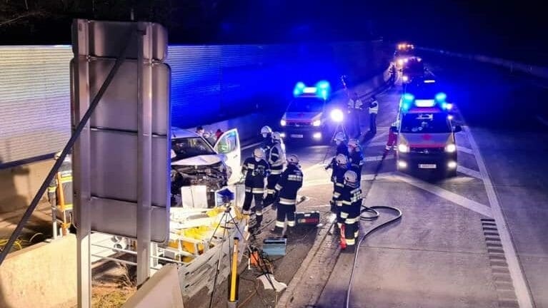 Zwei Verletzte - Nach Sekundenschlaf Unfall Auf Der Tauernautobahn ...