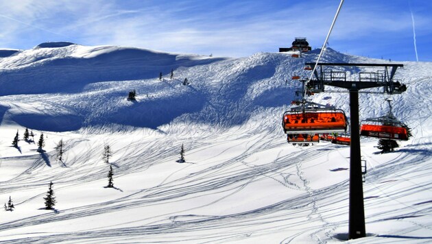 Speziell Skifahrer nutzen das Freizeitticket, das trotz Preisanstieg weiter gerne gekauft wird. (Bild: APA/Barbara Gindl)
