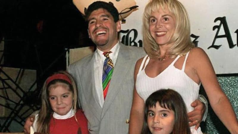 Maradona mit Ehefrau Claudia und den Töchtern Dalma (links) und Giannina. / AFP). (Bild: AFP)