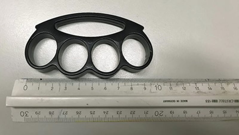 One of the youths is said to have had a prohibited knuckleduster with him. (symbolic photo) (Bild: LPD Wien)