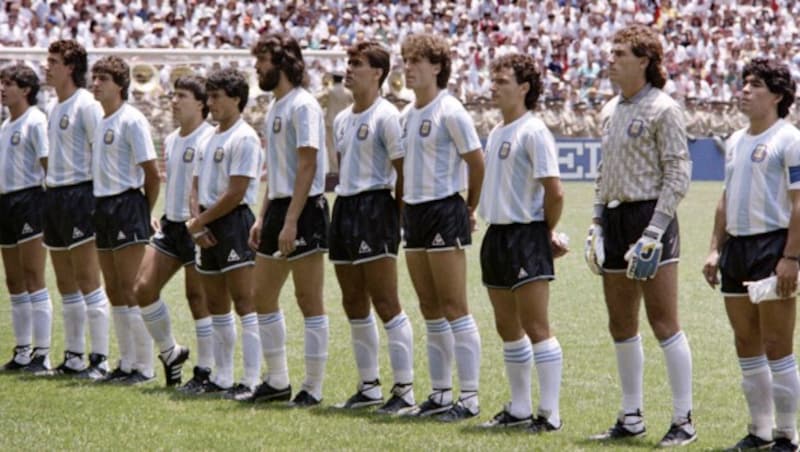 Argentiniens Nationalmannschaft vor dem WM-Finale gegen die BRD am 29, 6. 1986 in Mexico City. Von links nach rechts: Jorge Burruchaga, Jorge Valdano, Ricardo Giusti, Julio Olarticoechea, Héctor Enrique, Sergio Batista, José Luis Brown, Oscar Ruggeri, José Luis Cuciuffo, Nery Pumpido, Diego Maradona. (Bild: AFP)