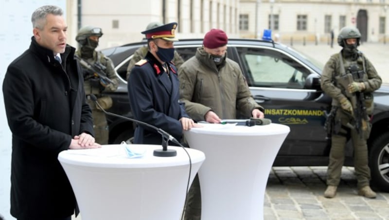 Innenminister Karl Nehammer (ÖVP), der Generaldirektor für die öffentliche Sicherheit, Franz Ruf, und Hannes Gulnbrein (Cobra, v.l.) (Bild: APA/ROLAND SCHLAGER)