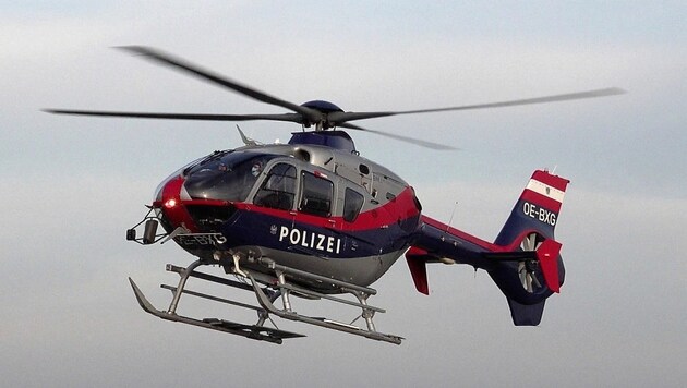 Der Polizeihelikopter barg den Verirrten (Bild: P. Huber)