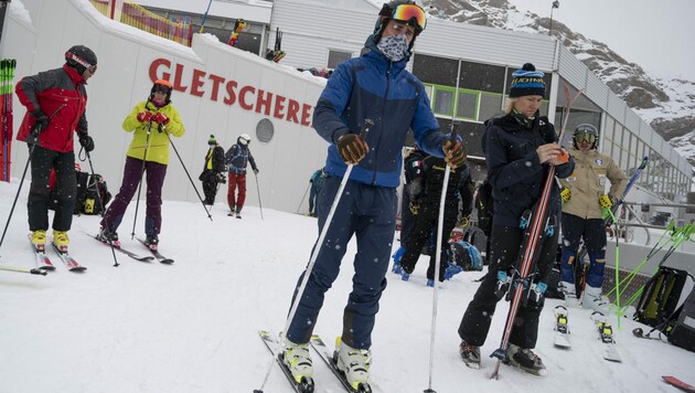 Bayerns Ministerpräsident Markus Söder (CSU) kündigte an, dass Bayern stichprobenartig aus Österreich zurückkehrende Skifahrer überprüfen wird. (Bild: AFP)
