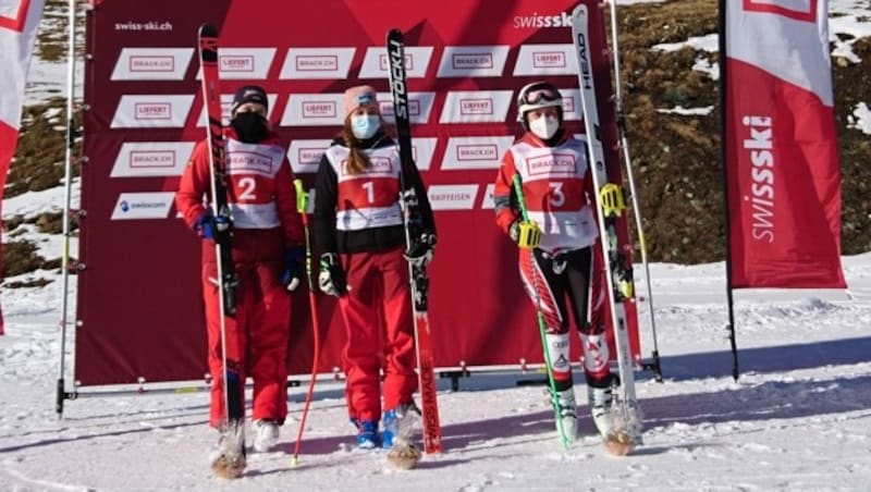 Das Siegerbild der eidgenössischen Super-G-Meisterschaften 2020 in Davos: Katja Grossmann, Siegerin Luana Fluetsch und die Bregenzerwälderin Victoria Olivier (v. li. n. re.). (Bild: Davos Klosters Mountains/Patrizia Schneiter)