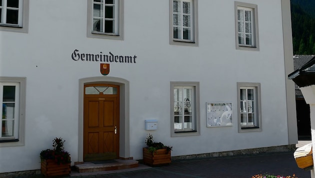 Hier im Gemeindeamt in Filzmoos brachen Kriminelle ein (Bild: Gerhard Schiel)