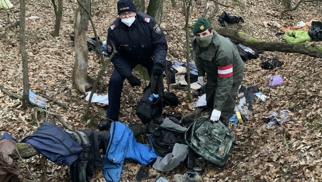 Schlafsäcke, Kleidung und Schuhe verstreut auf dem Waldboden – so schaut’s in dem illegalen Camp zwischen Lutzmannsburg und Kroatisch Geresdorf aus. (Bild: Schulter Christian)