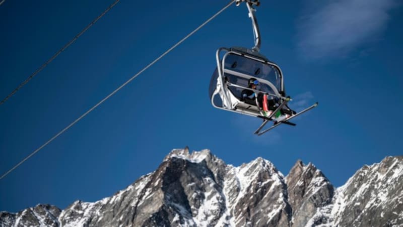 Ab Montag wird das erste Mal in der heurigen Wintersaison das Skifahren auf italienischen Pisten möglich sein. (Bild: AFP)