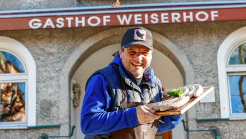 Julian Grössinger kocht im Lockdown nicht täglich, sondern spezielle Gerichte zu punktuellen Ereignissen: hier Bratwürstel. (Bild: Markus Tschepp)