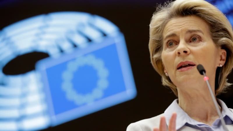 EU-Kommissionspräsidentin Ursula von der Leyen verteidigt das Vorgehen der Europäischen Union bei der Beschaffung von Impfstoff. (Bild: AP)