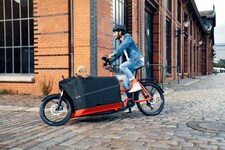 Mit eCargo Bikes lassen sich sowohl Familie oder größere Lasten spielend leicht transportieren. (Bild: Riese & Müller)