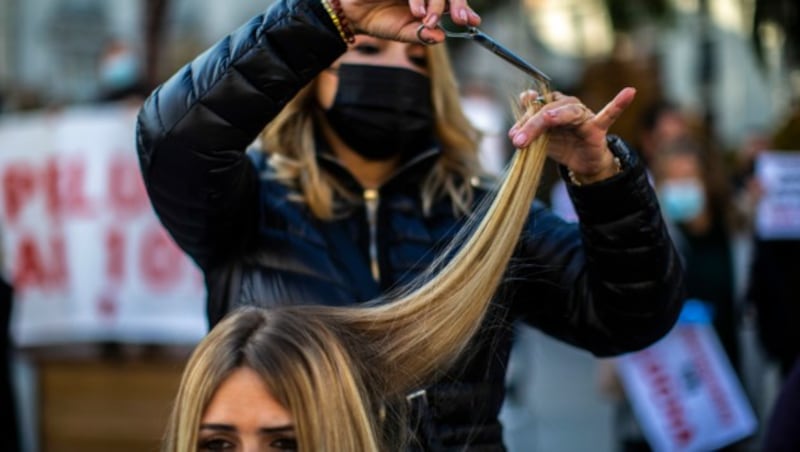 Von der steigenden Arbeitslosigkeit bei Friseuren aufgrund des zweiten harten Lockdowns sind Frauen besonders stark betroffen. (Bild: AP)