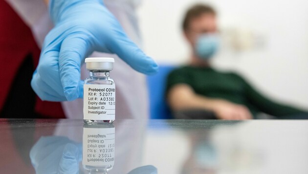 Wer wird zum neuen Impfstoff gegen das Coronavirus greifen und wer nicht? (Bild: APA/AFP/University of Oxford/John Cairns)