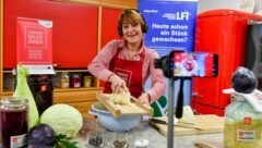 Romana Schneider (LKOÖ) bei der Sauerkraut-Herstellung fürs Cookinar. (Bild: Dostal Harald)