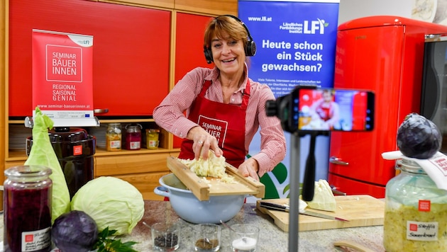 Romana Schneider (LKOÖ) bei der Sauerkraut-Herstellung fürs Cookinar. (Bild: Dostal Harald)