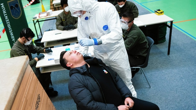 Medizinisches Personal macht den Abstrich, das Bundesheer koordiniert. (Bild: APA/GEORG HOCHMUTH)