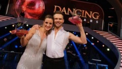 Michaela Kirchgasser ist „Dancing Star 2020“! Gemeinsam mit Tanzpartner Vadim Garbuzov erhielt sie beim großen Finale des ORF-Tanzevents die meisten Punkte. Auf dem zweiten Platz landeten Cesár Sampson und Conny Kreuter. (Bild: ORF)