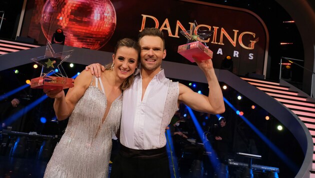 Michaela Kirchgasser ist „Dancing Star 2020“! Gemeinsam mit Tanzpartner Vadim Garbuzov erhielt sie beim großen Finale des ORF-Tanzevents die meisten Punkte. Auf dem zweiten Platz landeten Cesár Sampson und Conny Kreuter. (Bild: ORF)