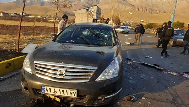 In diesem Auto soll der Atomwissenschaftler laut einer iranischen Nachrichtenagentur dem Anschlag zum Opfer gefallen sein. (Bild: AFP)