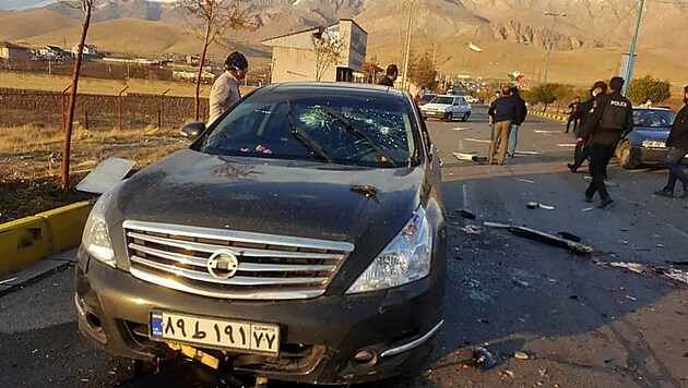 In diesem Auto soll der Atomwissenschaftler laut einer iranischen Nachrichtenagentur dem Anschlag zum Opfer gefallen sein. (Bild: AFP)
