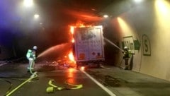 Mitten im Tunnel fing der Lkw Feuer. (Bild: FF Zederhaus/Holitzky )