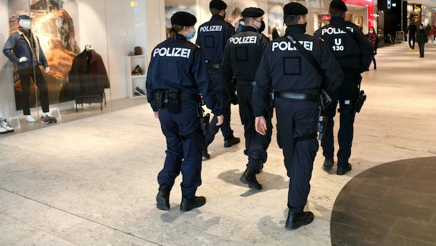 Laut Innenministerium stellte die Polizei mehr als 5500 Anzeigen und Organmandate während des zweiten Lockdowns aus. (Bild: APA/HELMUT FOHRINGER)