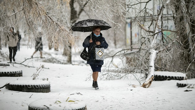 Rund zehn Tage nach einem Eissturm im russischen Wladiwostok sind noch immer Tausende ohne Strom. (Bild: AP)