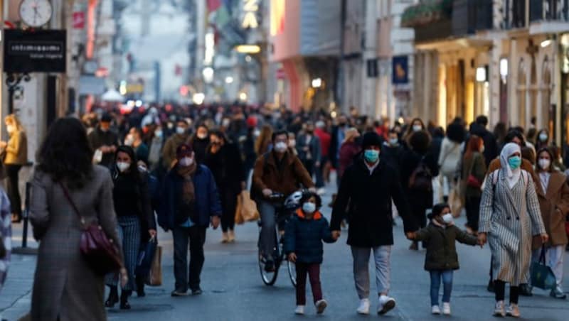 Anlässlich des „Black Friday“ zog es am Freitag viele Menschen in Rom auf die Einkaufsstraßen. (Bild: AP)