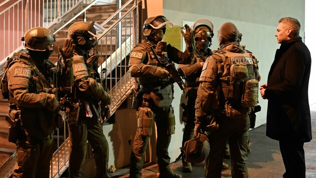 Innenminister Karl Nehammer (ÖVP) (r.) mit Einsatzkräften im Rahmen der Operation „Luxor“ in Wien. (Bild: APA/BMI)