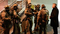 Innenminister Karl Nehammer (ÖVP) (r.) mit Einsatzkräften im Rahmen der Operation „Luxor“ in Wien. (Bild: APA/BMI)