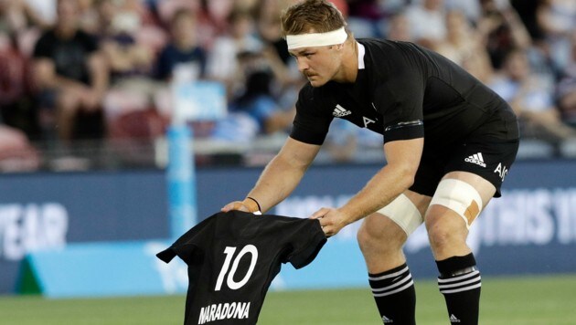 Respekt wird im Rugby groß geschrieben! Neuseelands Teamkapitän präsentierte beim Spiel gegen Argentinien ein Rugby-Trikot der All Blacks mit dem Namen Maradona. Die argentinische Fußballlegende war kurz zuvor verstorben. (Bild: AP/Rick Rycroft)